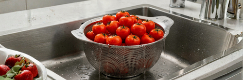 Bien choisir sa passoire : inox, mailles, tailles et entretien