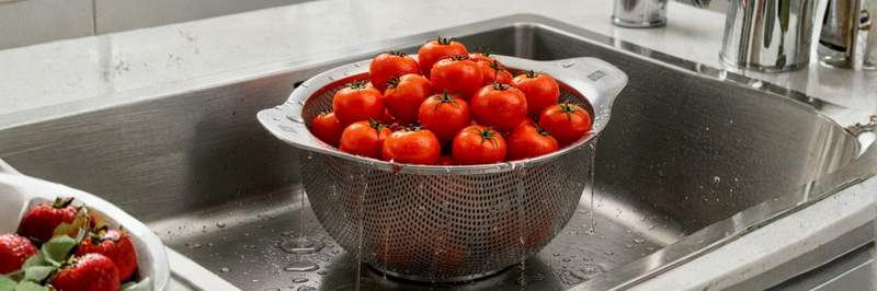 Bien choisir sa passoire : inox, mailles, tailles et entretien