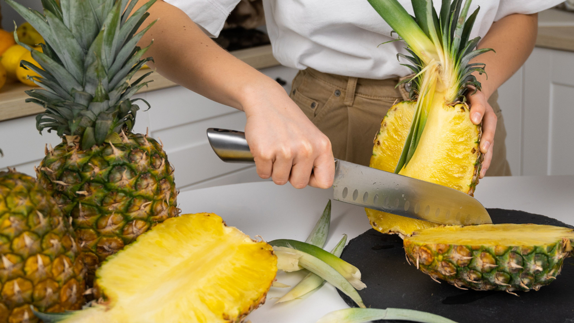 peler et découper un ananas