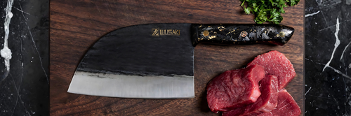 Couteau de chef serbe Wusaki Big One posé sur une planche à découper