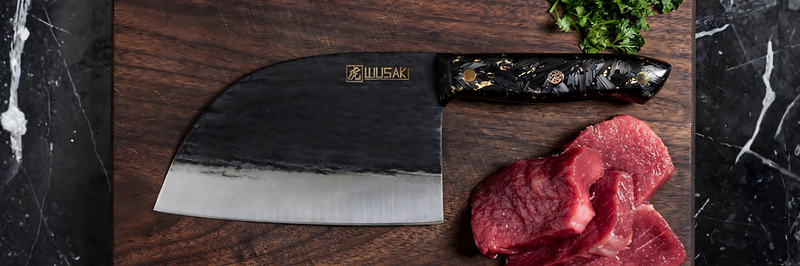 Couteau de chef serbe Wusaki Big One posé sur une planche à découper