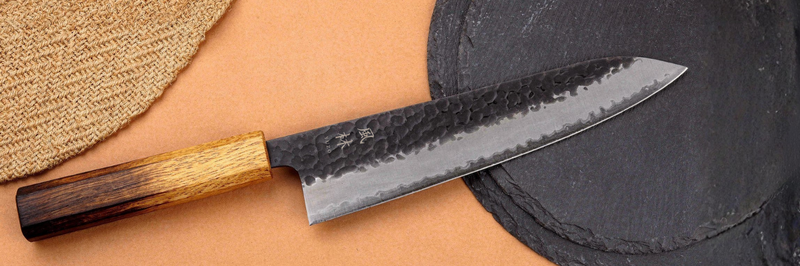 Un couteau japonais Yuzo sur un fond orange