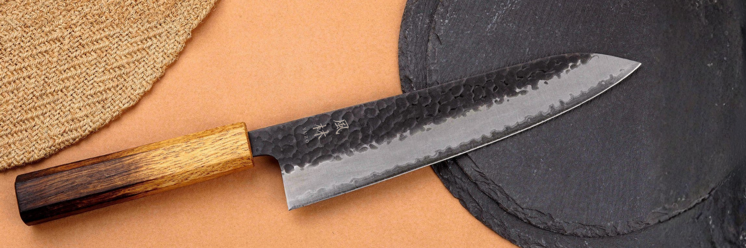Un couteau japonais Yuzo sur un fond orange