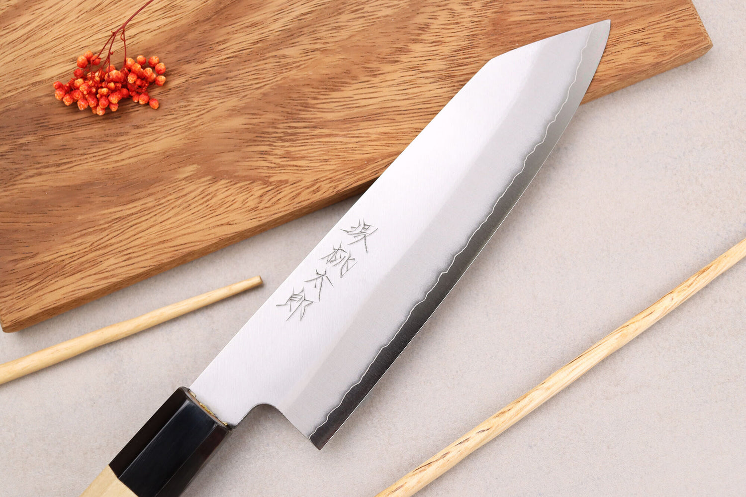 Couteau santoku kiritsuke 18cm japonais artisanal Momotaro Ginsan manche en magnolia
