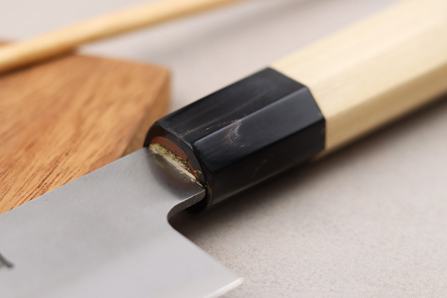 Couteau santoku kiritsuke 18cm japonais artisanal Momotaro Ginsan manche en magnolia