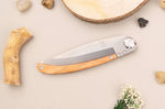 Couteau pliant Le Coq Français Chemin de Saint-Jacques artisanal manche bois d'olivier 11,5cm + étui