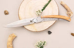 Couteau pliant Le Coq Français Chemin de Saint-Jacques artisanal manche bois d'olivier 11,5cm + étui
