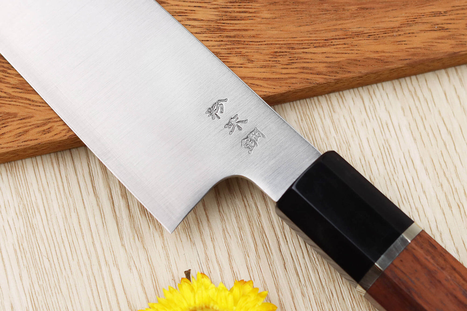 Couteau santoku 19,5cm japonais artisanal Sukenari SG2 San Maï manche en bois de rose