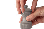 Moulin à poivre manuel Peugeot Bistro en bois de hêtre laqué gris taupe 10cm