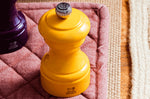 Moulin à poivre manuel Peugeot Bistro en bois de hêtre laqué jaune safran 10cm