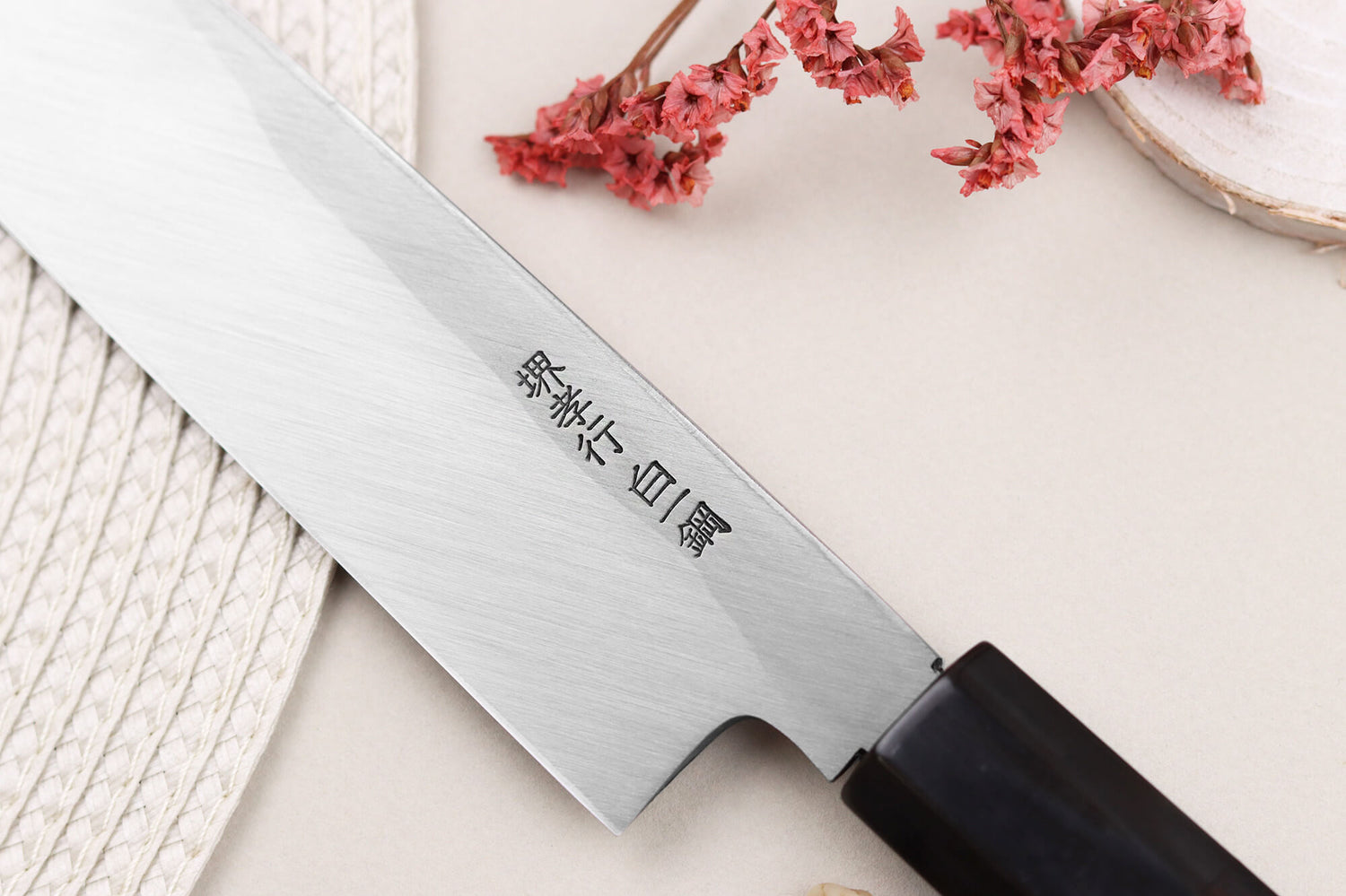 Couteau yanagiba japonais artisanal 33cm Sakai Takayuki Byakko manche en ébène + étui