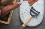 Éplucheur Opinel T-Duo bleu double lames microdentée et julienne manche en hêtre