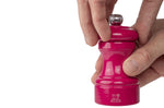Moulin à poivre manuel Peugeot Bistro en bois de hêtre laqué rose bonbon 10cm
