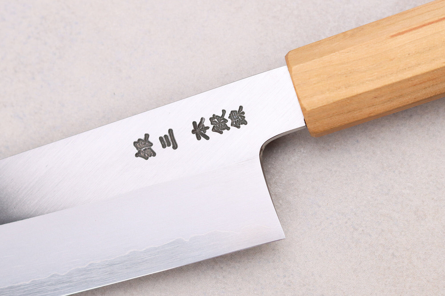 Couteau santoku kiritsuke 18cm japonais artisanal Hado Ginsan Cherry