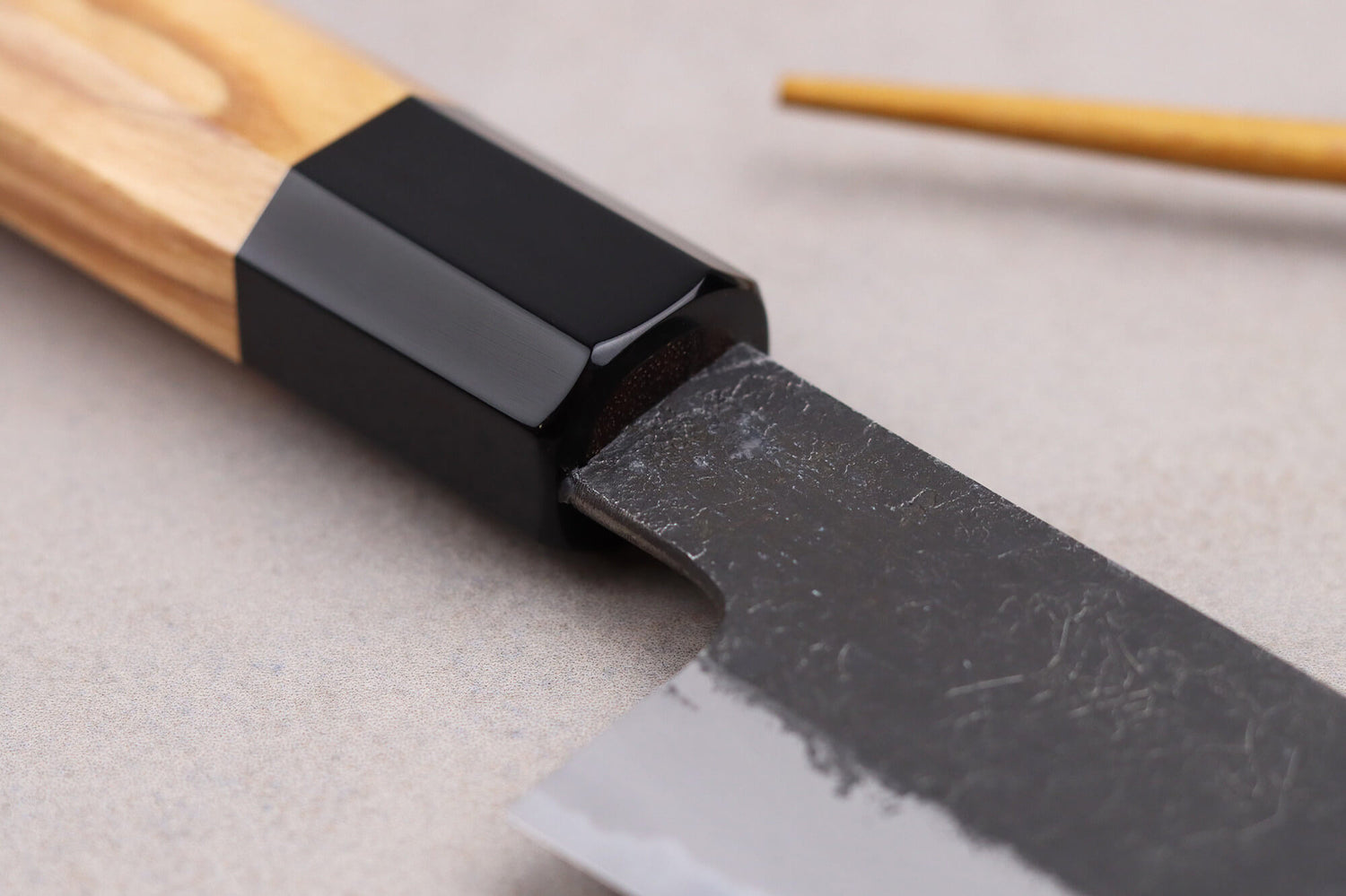 Couteau universel 15cm japonais artisanal Hinoura Mutsumi Ajikataya Black Nashiji