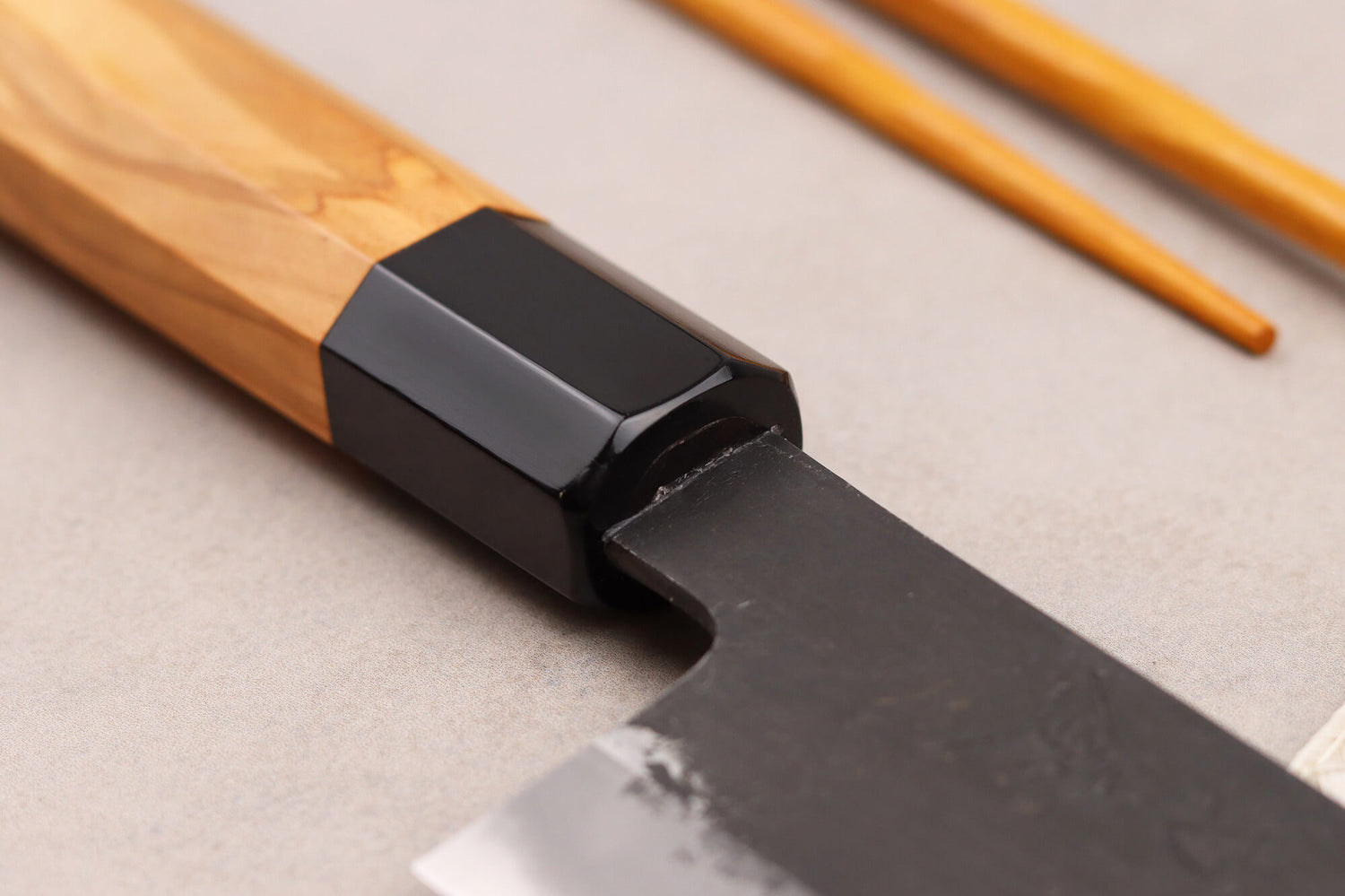 Couteau de chef 24cm japonais artisanal Hinoura Mutsumi Ajikataya Black Nashiji