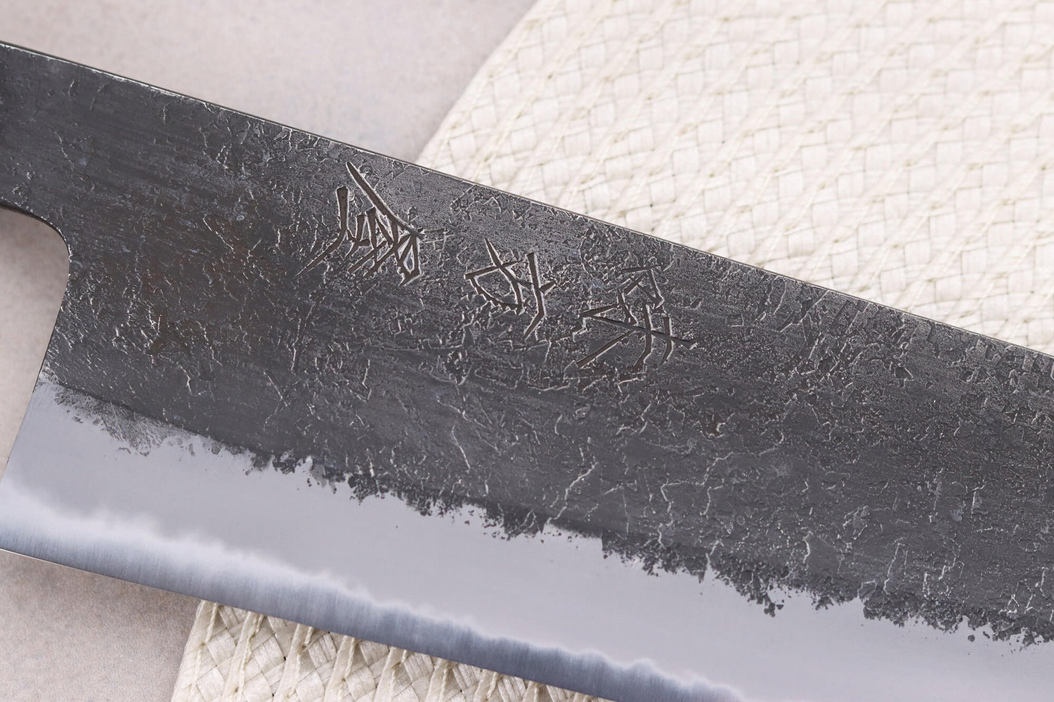 Couteau de chef kiritsuke 21cm japonais artisanal Hinoura Mutsumi Ajikataya Black Nashiji
