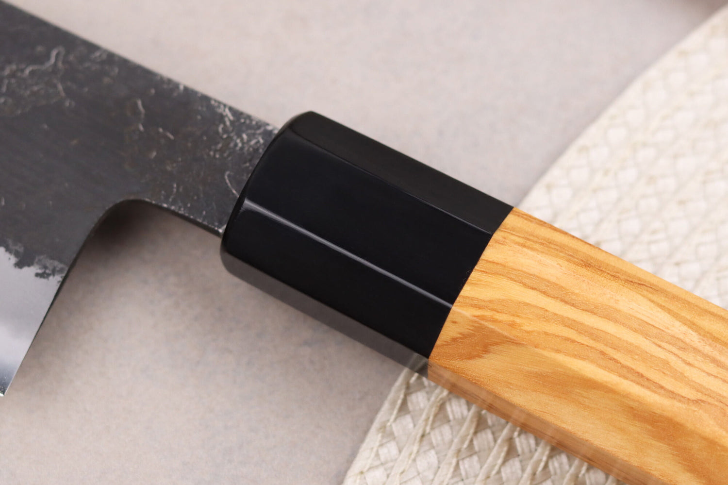 Couteau santoku 16,5cm japonais artisanal Hinoura Mutsumi Ajikataya Black Nashiji