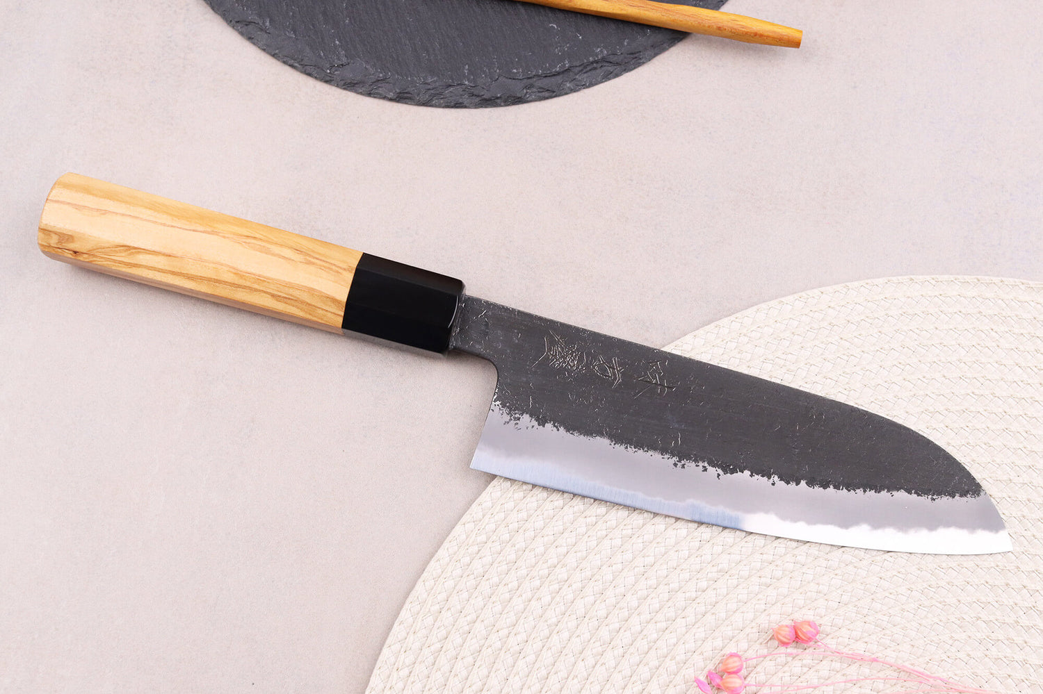 Couteau santoku 16,5cm japonais artisanal Hinoura Mutsumi Ajikataya Black Nashiji