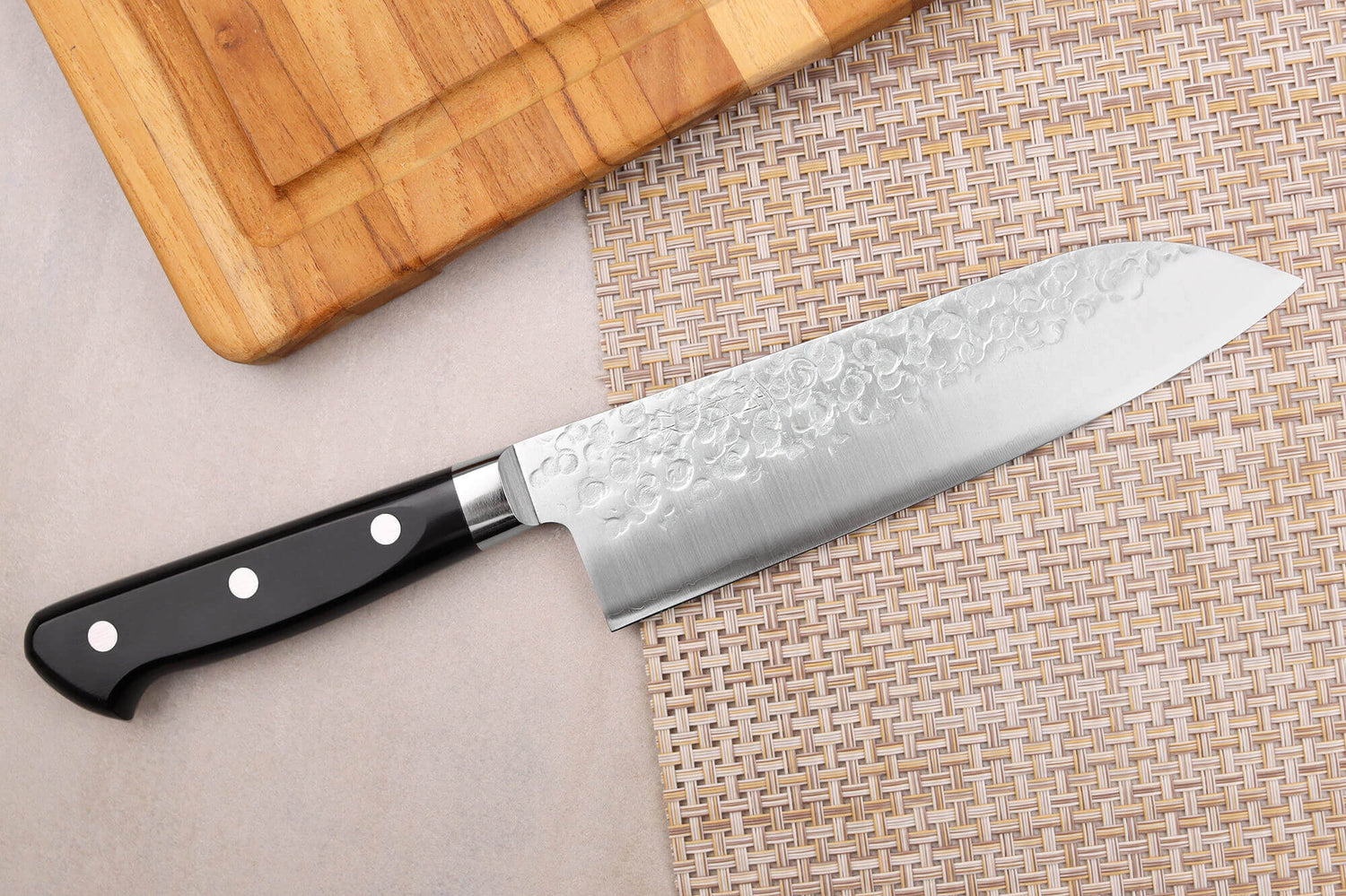 Couteau santoku japonais artisanal Takamura VG10 Tsuchime 16,5cm