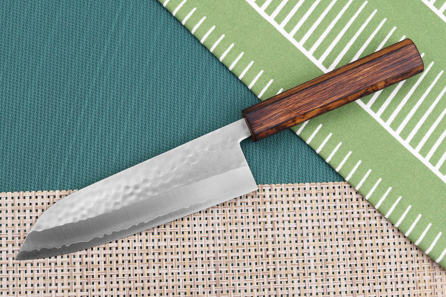 Couteau santoku 16,5cm japonais artisanal Masutani martelé manche en chêne