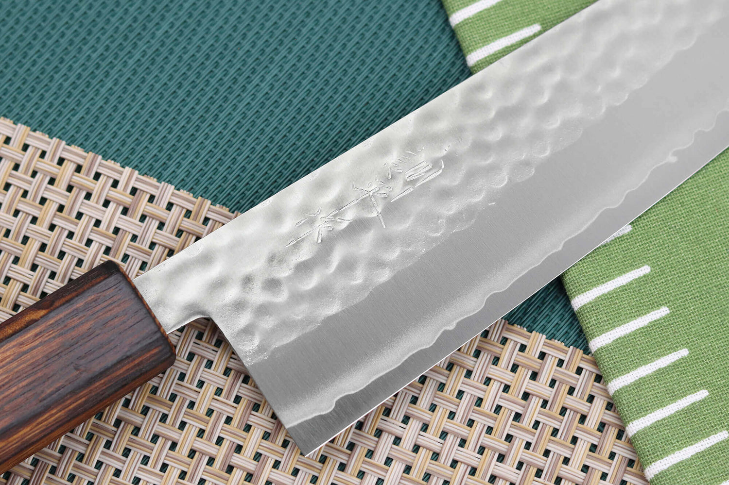 Couteau santoku 16,5cm japonais artisanal Masutani martelé manche en chêne