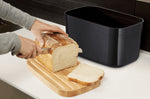 Boîte à pain Joseph Joseph en polypropylène noir avec couvercle en bambou
