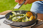 Poêle ronde Ooni Sizzler en fonte manche amovible + dessous-de-plat inox