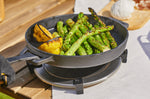 Poêle ronde Ooni Sizzler en fonte manche amovible + dessous-de-plat inox