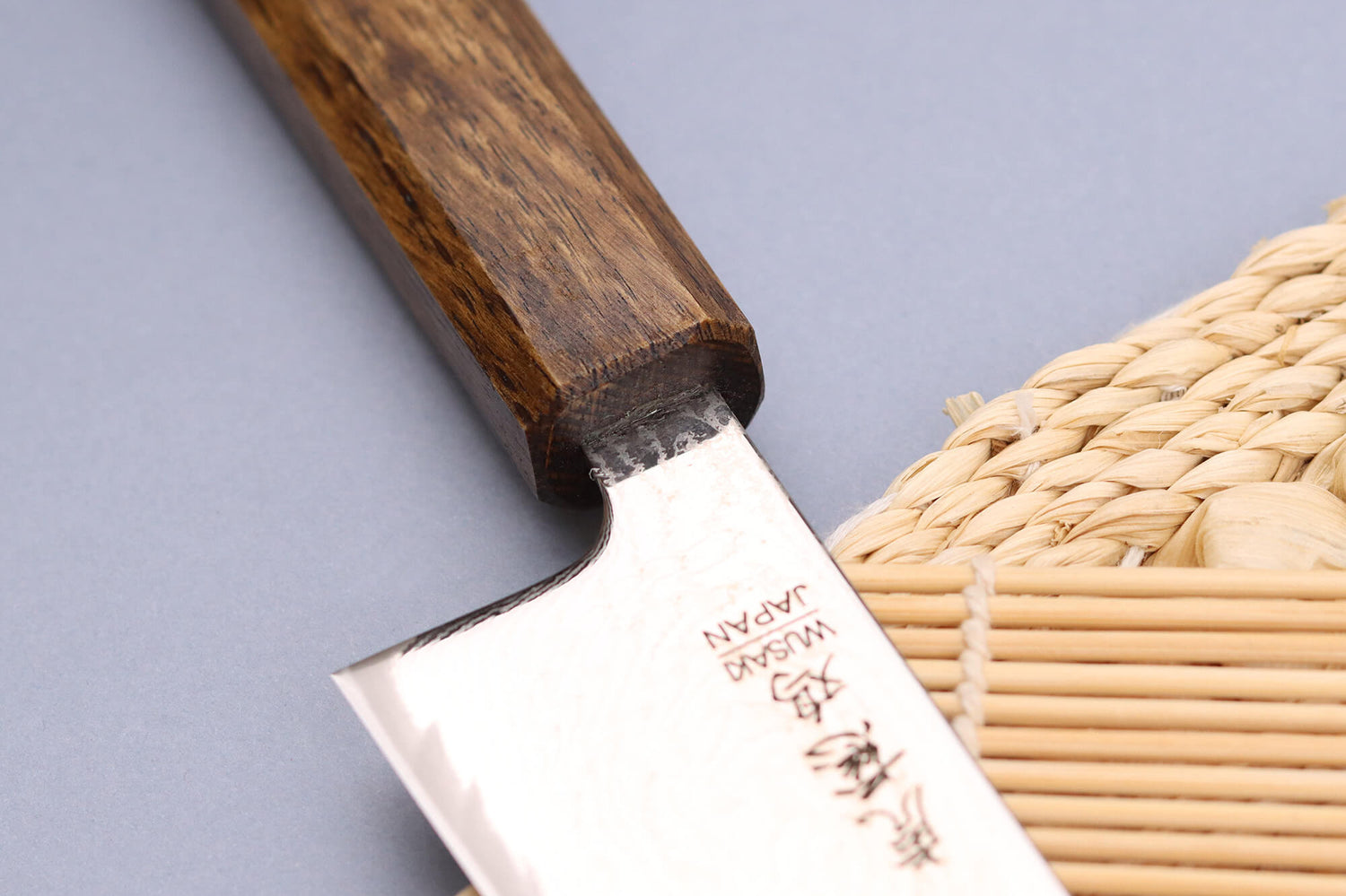 Couteau de chef japonais artisanal Wusaki Unagi AUS10 damas 18cm manche chêne