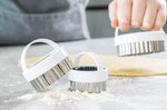 Set de 3 emporte-pièces cannelés KitchenCraft en inox avec poignées