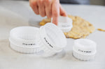 Set de 7 emporte-pièces KitchenCraft à double tranchant en polymère blanc