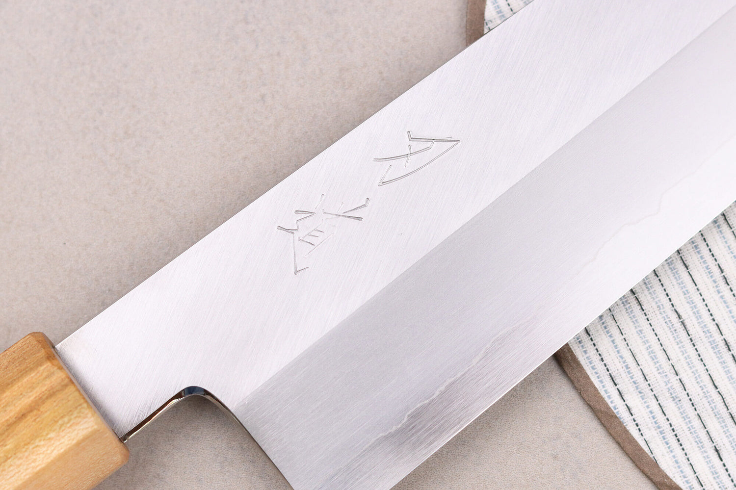 Couteau de chef 21cm japonais artisanal Hado Ginsan Cherry