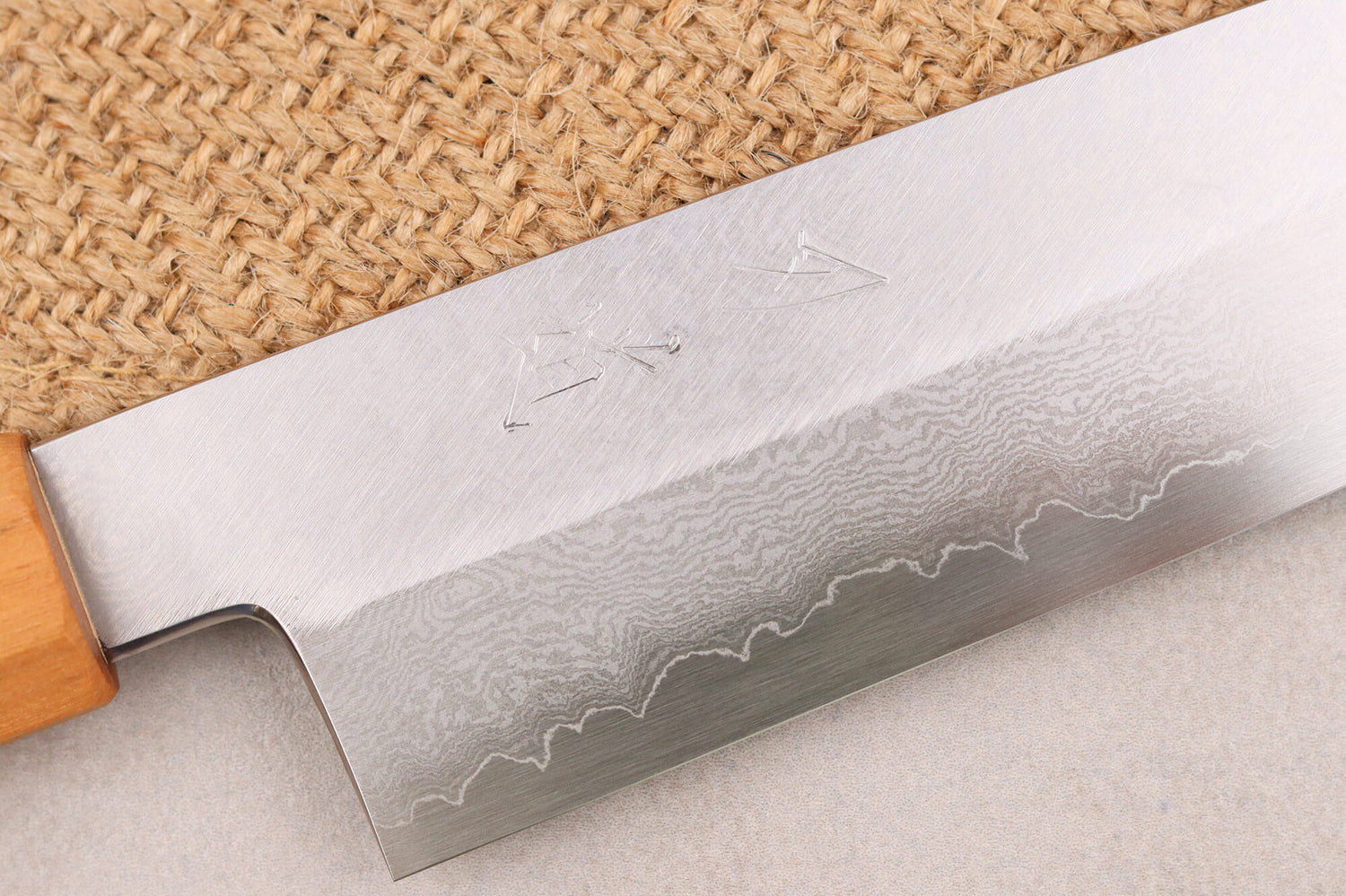 Couteau santoku 18cm japonais artisanal Hado Ginsan Cherry damassé