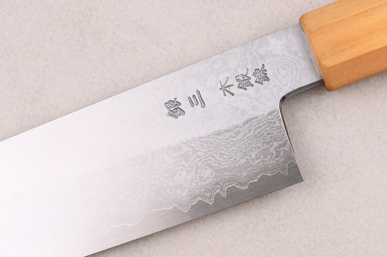 Couteau santoku 18cm japonais artisanal Hado Ginsan Cherry damassé
