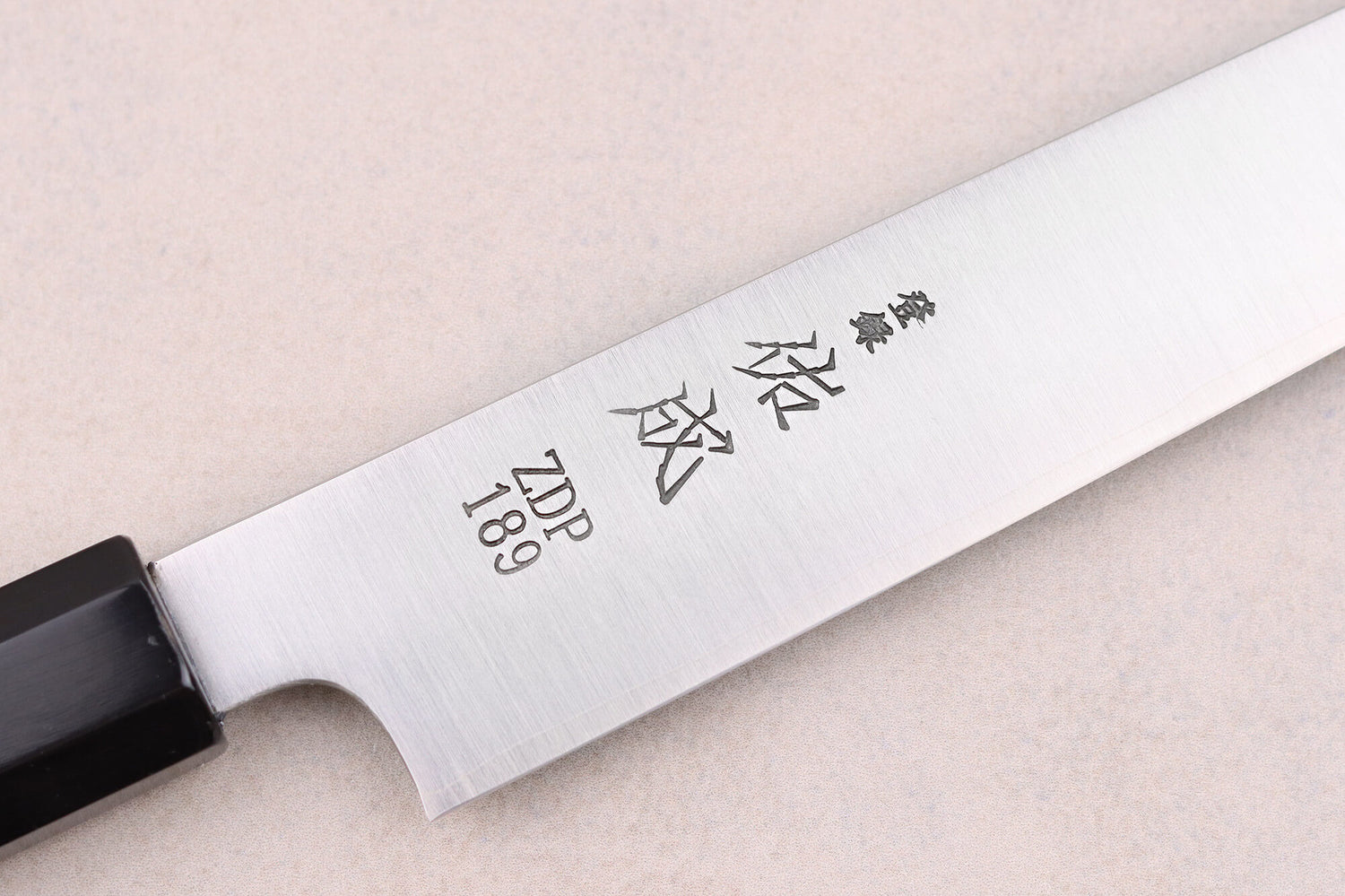 Couteau sujihiki 24cm japonais artisanal Sukenari ZDP-189 San Maï manche en ébène