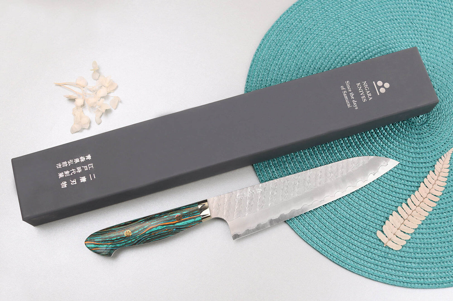 Couteau de chef 21cm japonais artisanal Nigara Hamono Migaki Tsuchime SG2 manche en turquoise