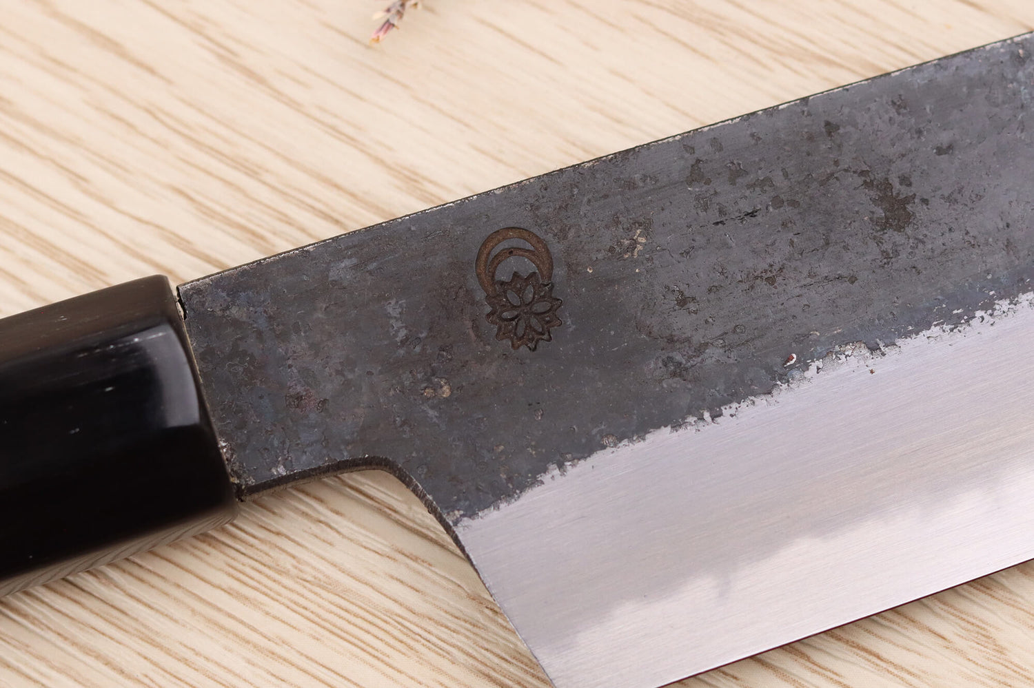 Couteau santoku 18cm japonais artisanal Sakai Kikumori Kikuzuki Kuro