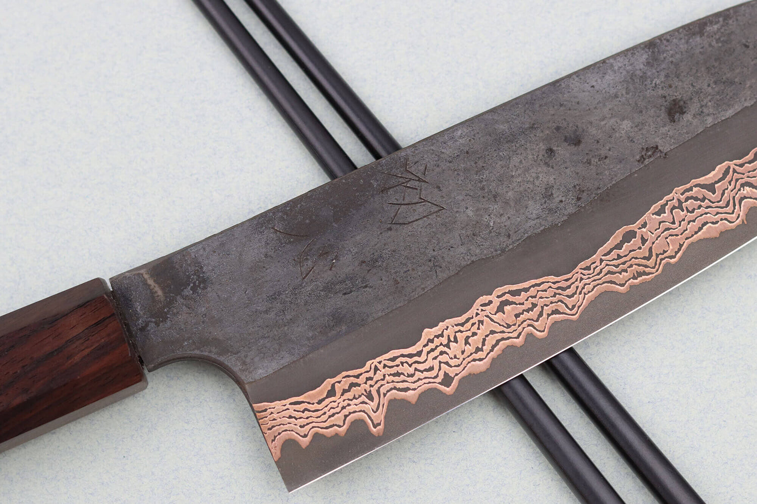 Couteau santoku 18cm japonais artisanal Hatsukokoro Yorokobi Kurouchi Damas