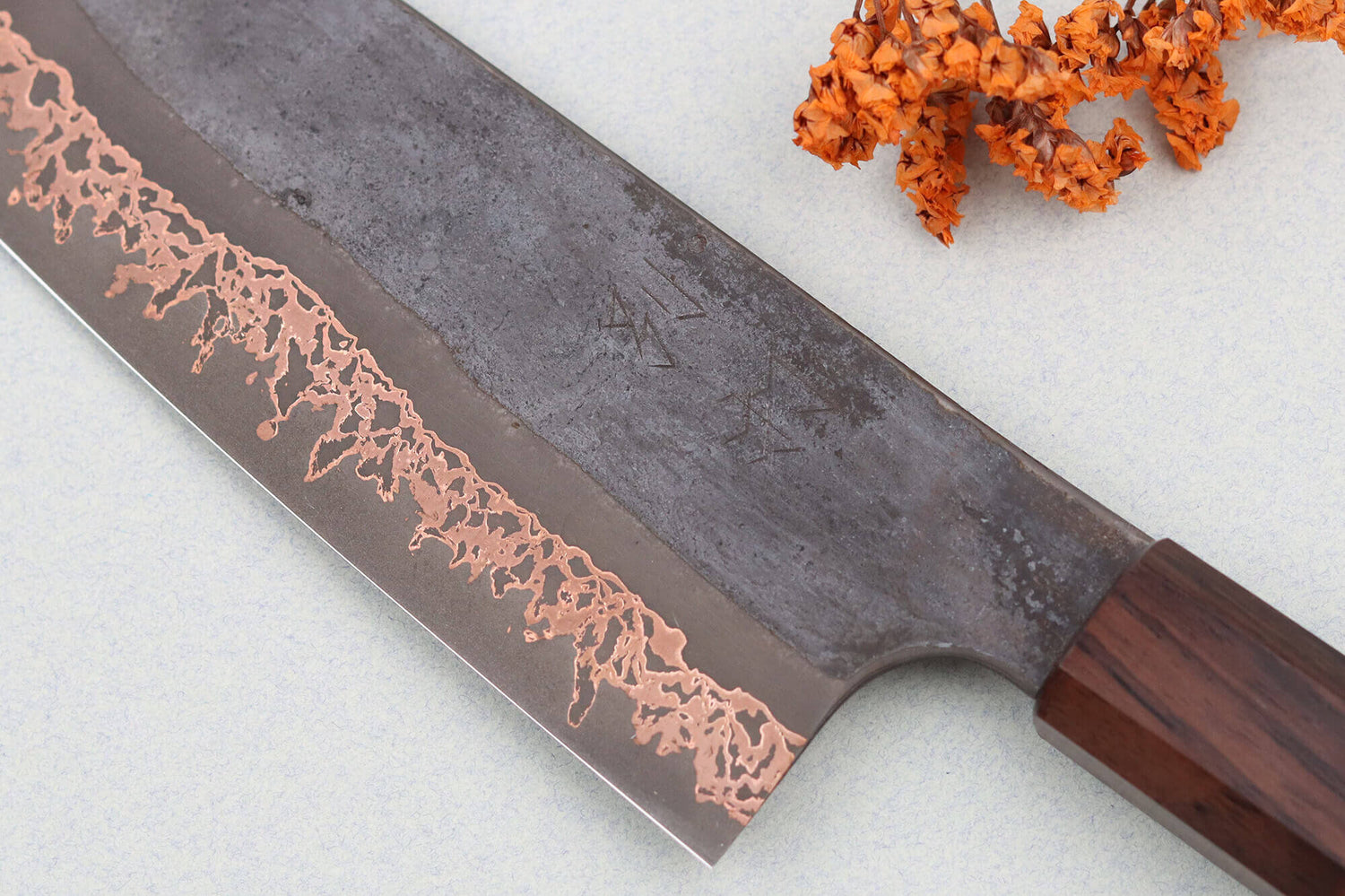 Couteau santoku 18cm japonais artisanal Hatsukokoro Yorokobi Kurouchi Damas