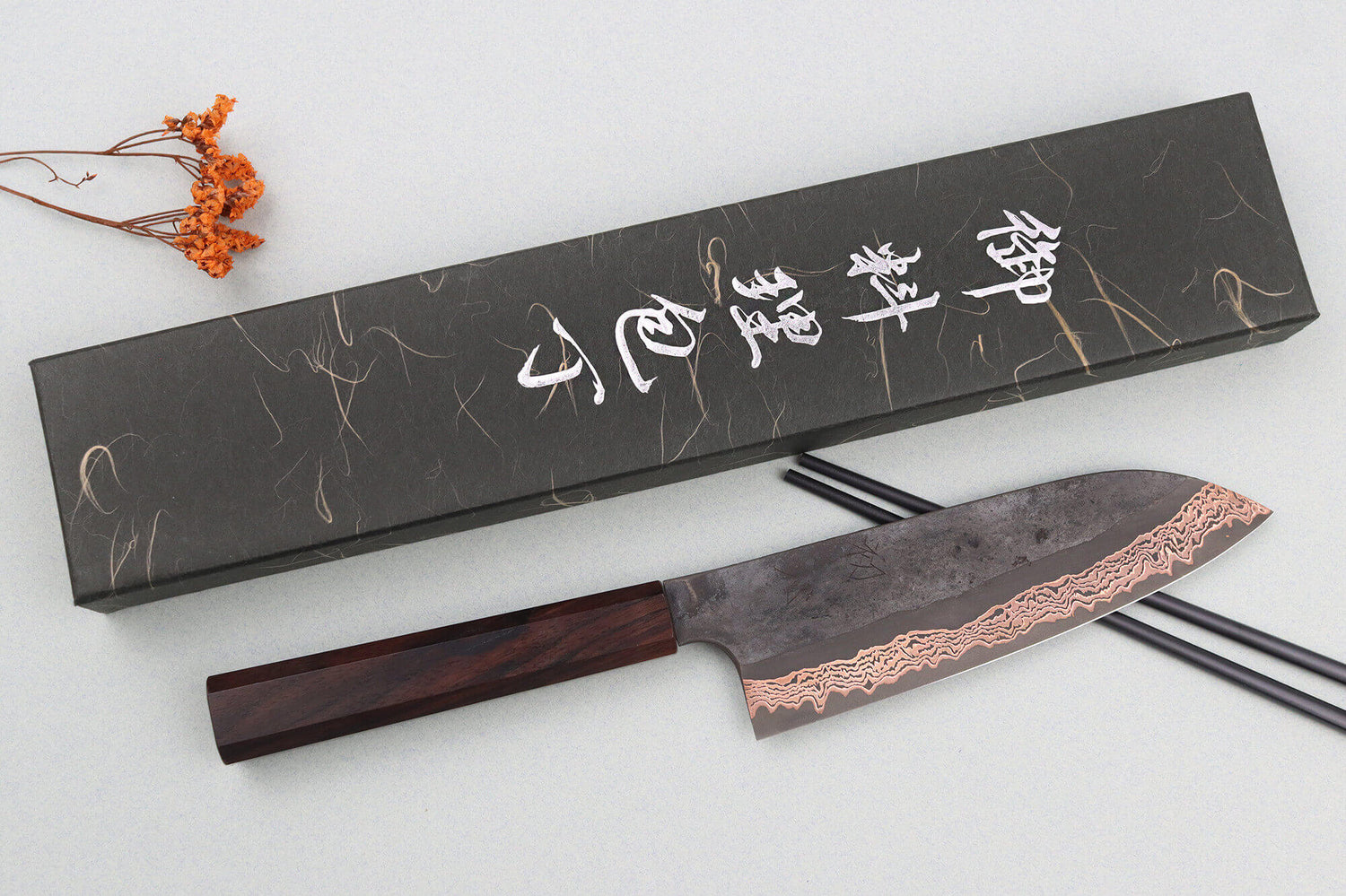 Couteau santoku 18cm japonais artisanal Hatsukokoro Yorokobi Kurouchi Damas