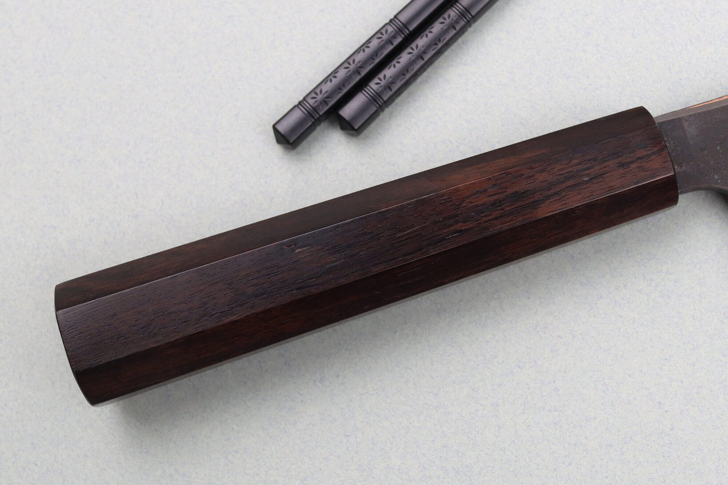 Couteau kiritsuke 24cm japonais artisanal Hatsukokoro Yorokobi Kurouchi Damas