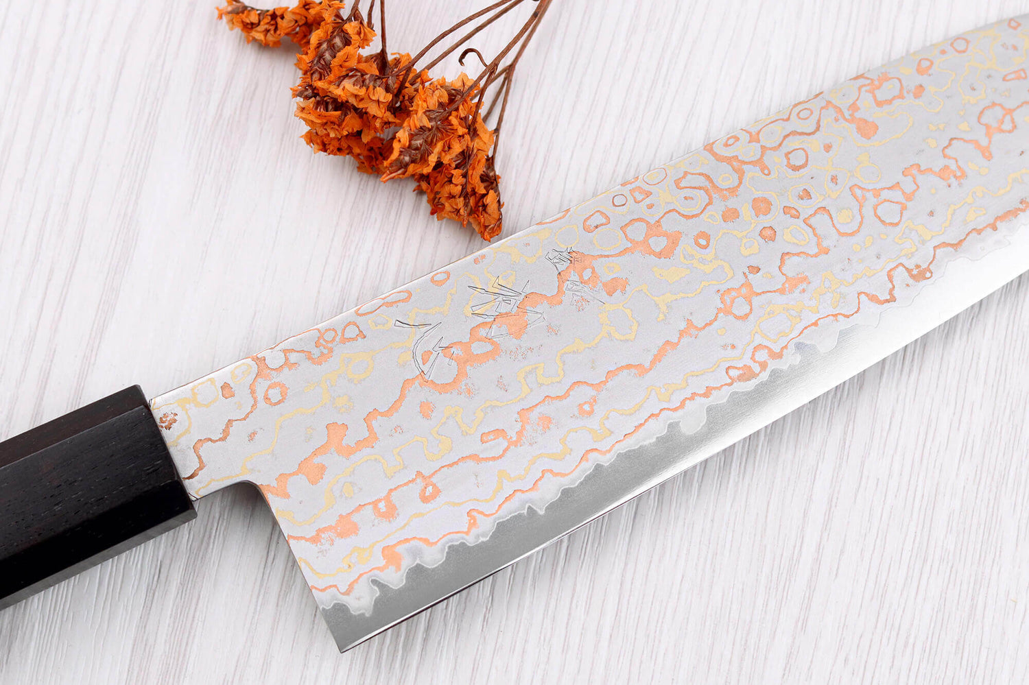 Couteau santoku 18cm japonais artisanal Hatsukokoro Hayabusa Rainbow Damas