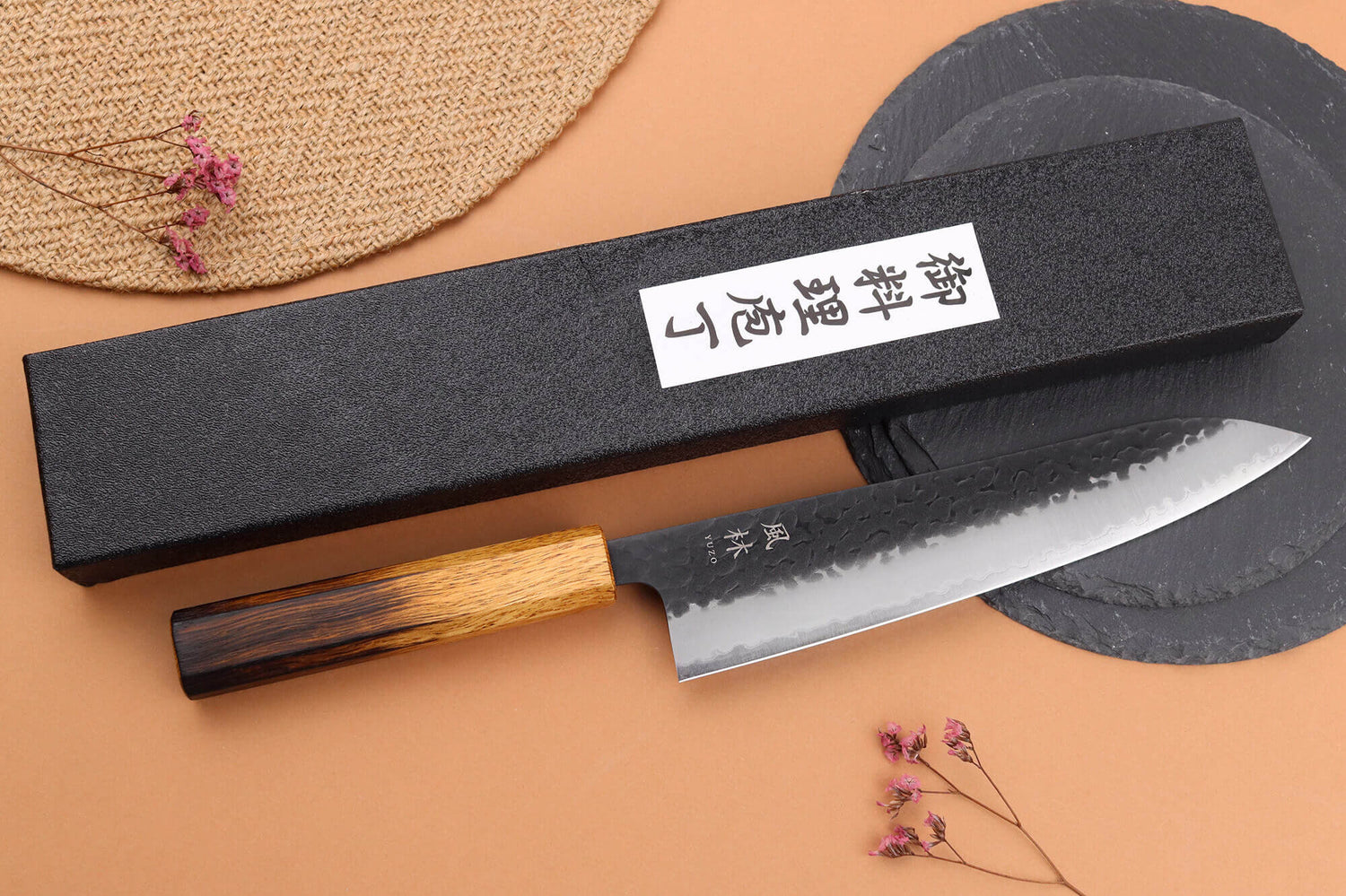 Couteau de chef 21cm japonais artisanal Yuzo Black AS chêne brûlé