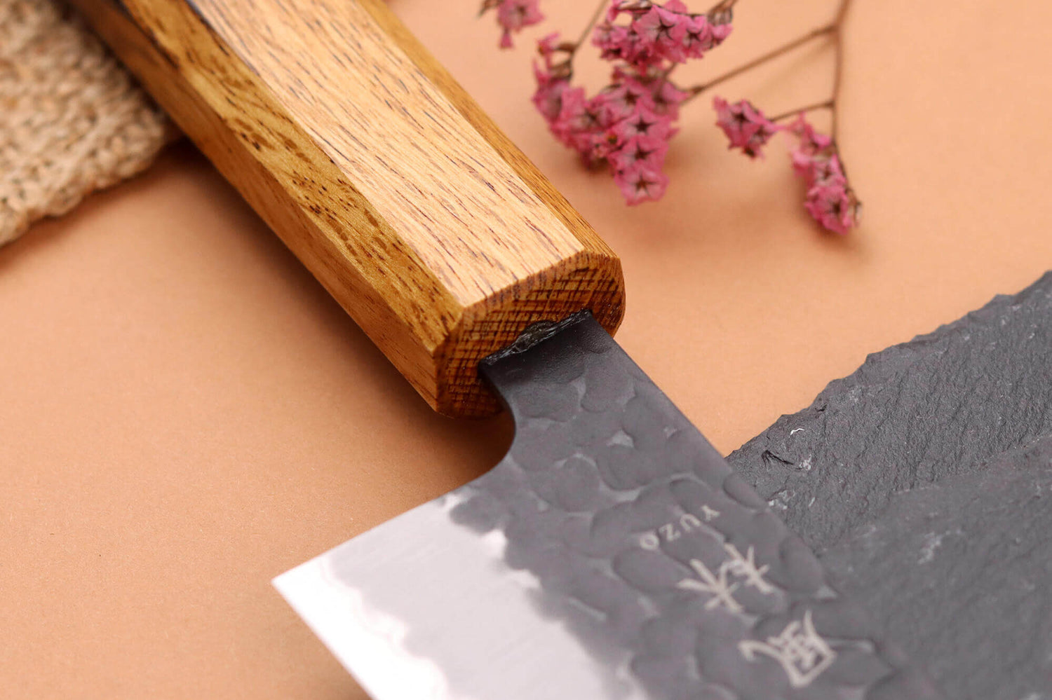 Couteau de chef 21cm japonais artisanal Yuzo Black AS chêne brûlé