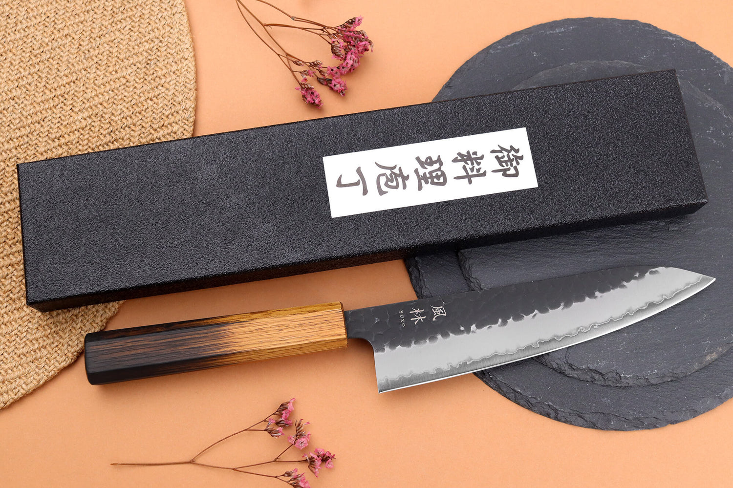Couteau de chef 18cm japonais artisanal Yuzo Black AS chêne brûlé