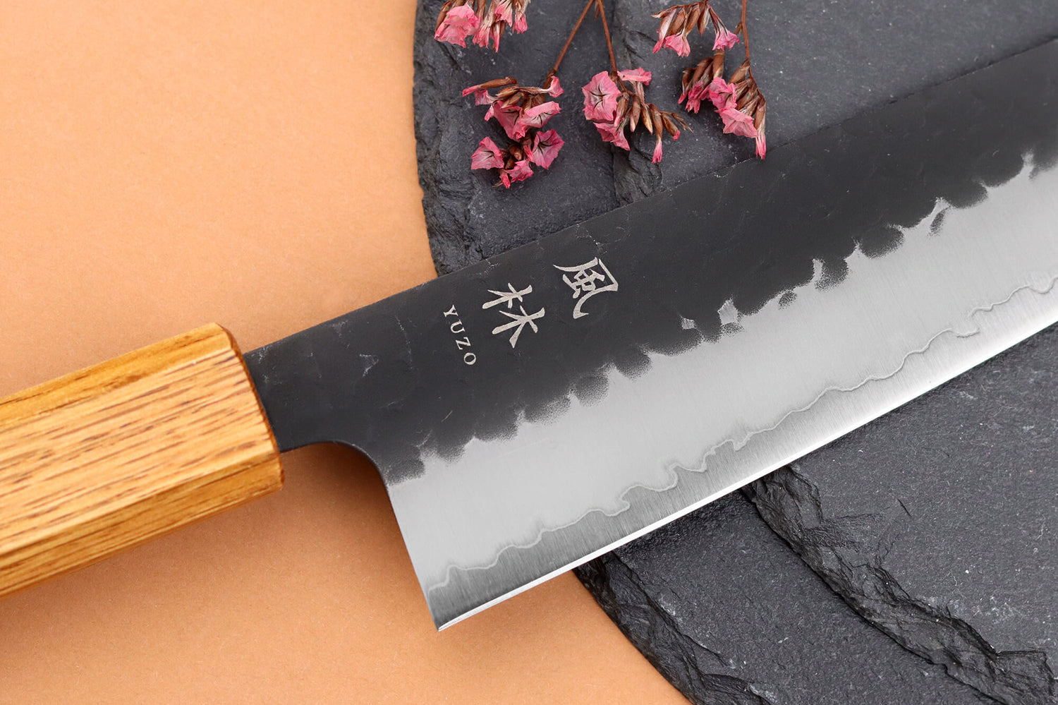 Couteau de chef 18cm japonais artisanal Yuzo Black AS chêne brûlé