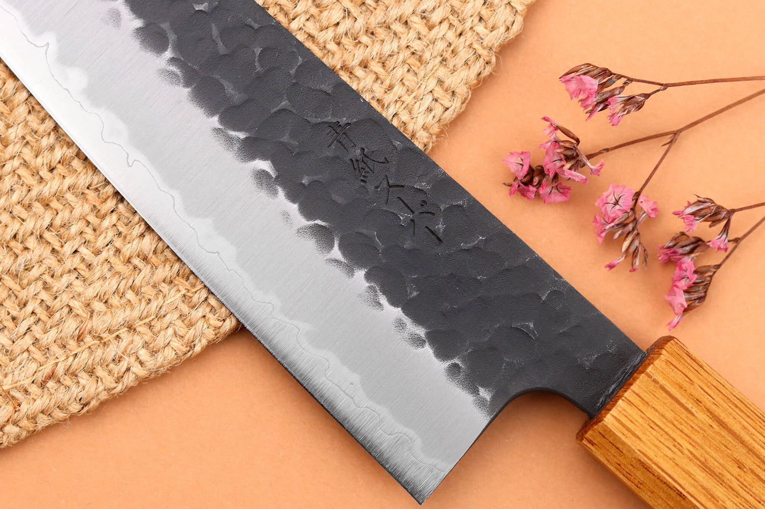 Couteau de chef 18cm japonais artisanal Yuzo Black AS chêne brûlé
