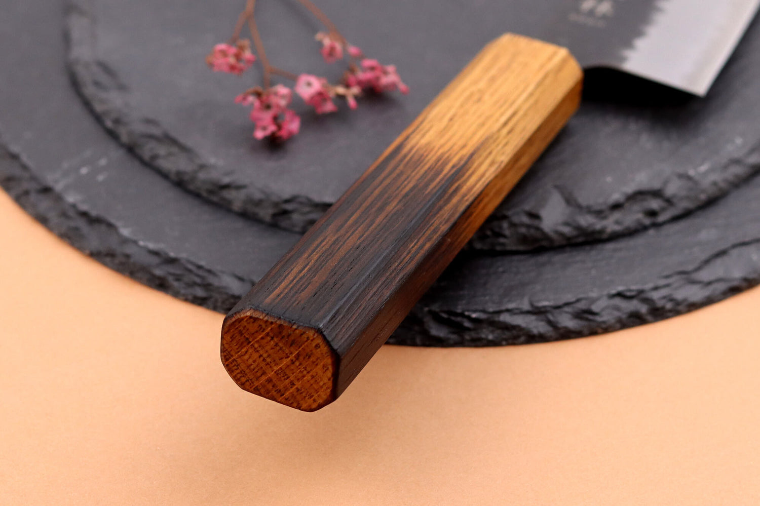 Couteau de chef 18cm japonais artisanal Yuzo Black AS chêne brûlé