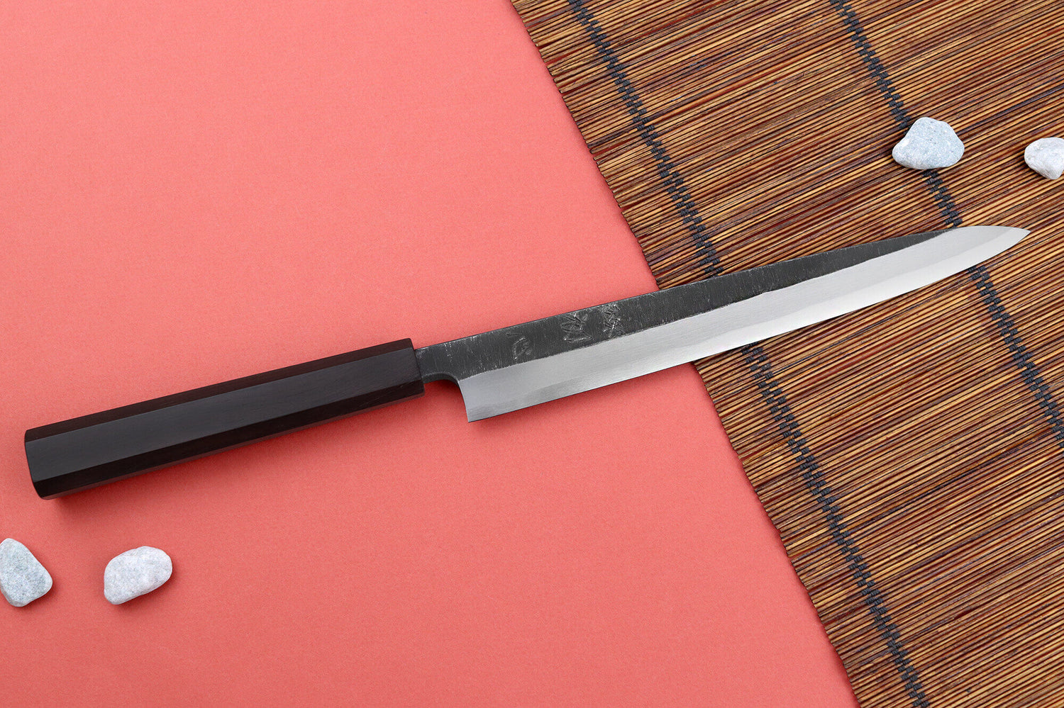 Couteau yanagiba 24cm japonais artisanal Hatsukokoro Shirasagi manche en ébène